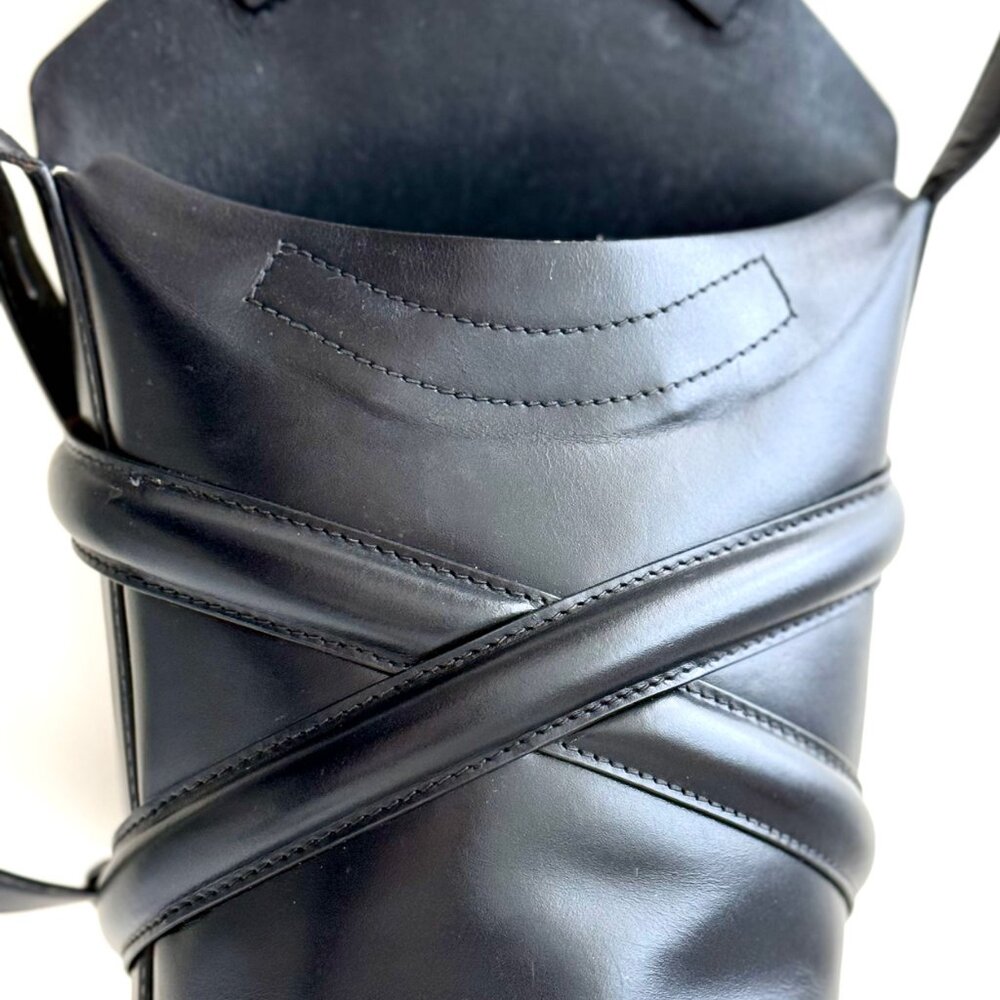 ALEXANDER MCQUEEN Small Curve Bucket Bag in Black Calf Leather - Picture 13 of 15